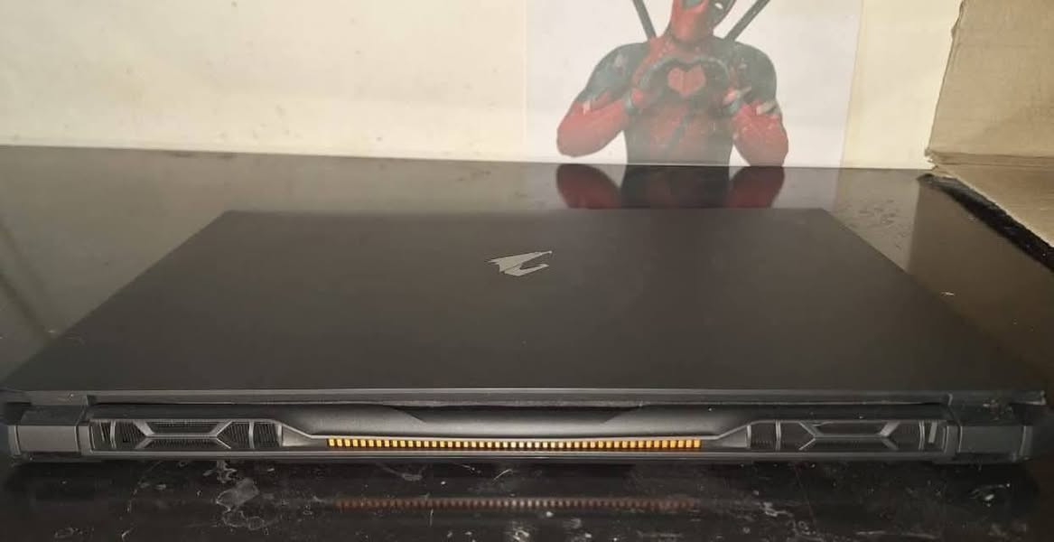 مستعمة نظافة 99٪ استعمال مو اكثر من اسبوع نظيفة فول شرط تجيني اذا مو فاناتها وفيشها مال شركة نظافتها فول كروة رجعتك علية شرط جايب فلوسها وياك مو لعب اطفال. 
عيبها الوحيد خدوش ما تنشاف بالعين ولا تتصور بالكاميرا ناعمة جدا بغلافها الخلفي او ال up cover. 
البراند aorus
الشاشة 17.3 360hz ips 72% ntsc 1080 1920
المعالج i7 12700h Turbo 4.7ghz
كرت الشاشة Rtx3070ti 130w (( فئة ti  اعلى من 3080 بالفيجرات اما بالأداء ينافسه)) 
الرام 16GB
الهارد 1gbssd
الكيبورد rgb ui كيبورد بلد من اجمل الوان الي تخلت بلابتوبات الكيبورد انجليزي
النظام Windows Home 11

رقمي *********** راسلني وتساب

السعر مليون ونصف والسعر قفل. عرضتها بهلكروب قبل شهرين ب مليون و ٨٠٠ وما كدرت ابيعها وهسة خفضته لل
1,500,000
