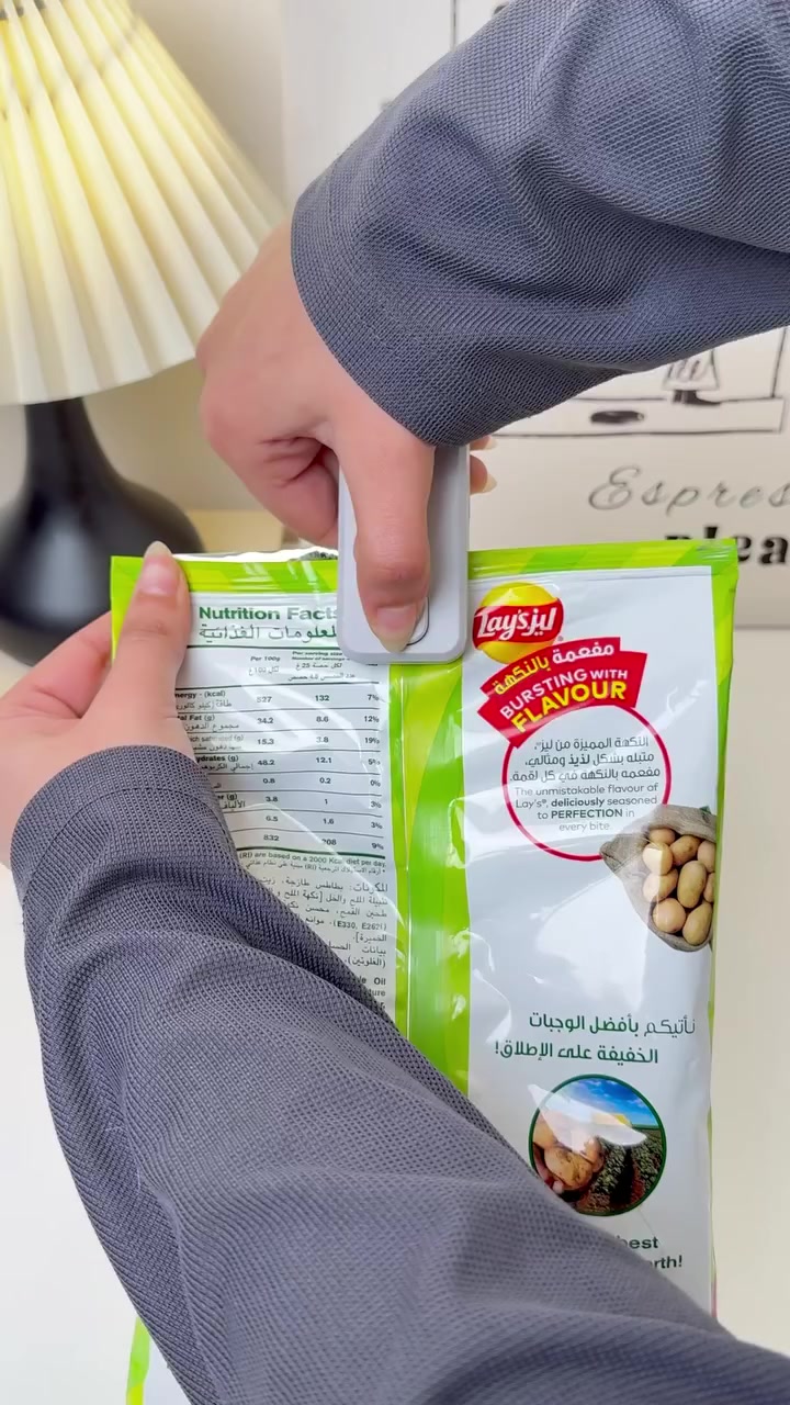 🔒 خلّي أكياسك تتسكر وكأنها جديدة تمامًا!

🥨 كابسة نايلون صغيرة تحفظ الأكل طازج وتمنع دخول الهواء والرطوبة.

⚡ تشتغل بثواني وبضغطة زر واحدة فقط.

💡 فيها مغناطيس لتثبيتها على الثلاجة وسلك شحن USB.

🔥 مستويان حرارة تناسب كل أنواع الأكياس.

🎒 صغيرة، خفيفة، وسهلة الحمل بكل مكان.

✨ الخيار المثالي للبيت، المطبخ، الرحلات، والمحلّات الصغيرة.


**إذا كنت صاحب هذا الإعلان وتريد حذفه لأي سبب، رجاءا أرسل رسالة إلى الدعم الفني**