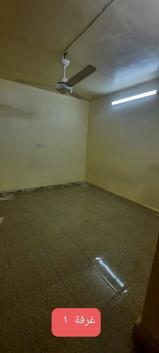 السلام عليكم 
بيت للايجار في منطقة الاعظمية شارع سهام 
البيت يحتوي على مدخلين 
الطابق الارضي يحتوي على صالة ومطبخ وغرفة نوم وخدمات 
الطابق الثاني يحتوي على غرفتين وبالكون 
الطابق الثالث سطح 
علمآ ان البيت يحتوي على ماطور ماء وسخان وخط مولد 
السعر ٧٥٠ وبي مجال للاستفسار ***********
