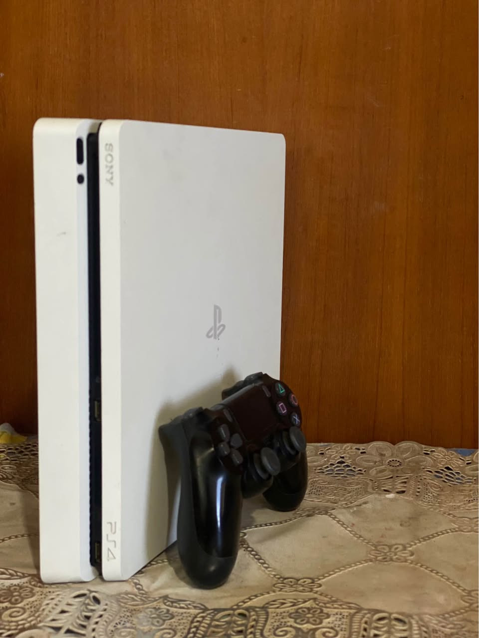 السلام عليكم جهاز بلي 4 مهكر نظام 11 كامل سعة 500 G على اخر سن  مع كامل ملحقاتة بالاضافة الى هارد 1 تيرا  يعني عندك 1500 GB مع الالعاب الي بي   تقريبا 33 لعبة يعني قلة تلكه جهاز بي هاي الكمية من الالعاب و مثل ماتشوفون البلي نظيف جدا اضافة الى لونة الابيض المميز
الالعاب الي وياه 
كل اجزاء battlefield مع الاضافات 
وكل اجزاء call of duty مع الاضافات 
وكل اجزاء God of war مع الاضافات
وكل اجزاء devil may cry مع الاضافات
وكل اجزاء tomb raider 
وكل الالعاب كرة القدم الشهيرة pes من 17 الى 21
ولعبة GTA 5
ولعبة GTA san andreas definiteve edition
بي ثلاثية Gta بداخلة
- Gran turismo sport
- crash team Racing 
- darksiders 3
- Dead or alive 5 ,6
-killzone shadow fall

السعر 300 وبي مجال

للتواصل *********** بغداد, العراق
