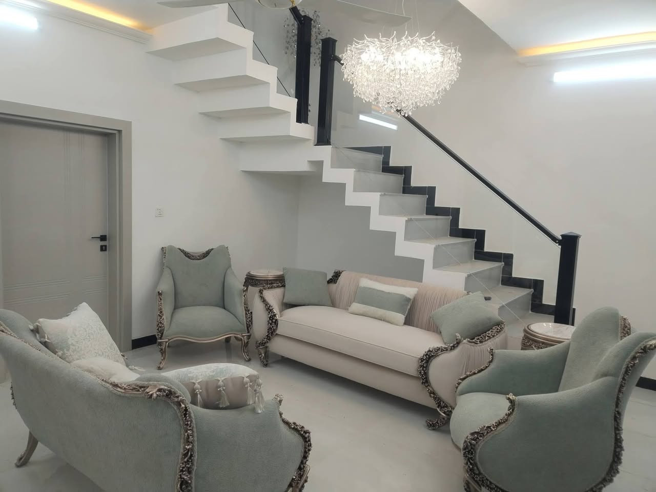 صباغ بيوت. واجهات. تصليح. معالجة أملاح. رطوبه.
شرط شغل درجه اولى ***********
