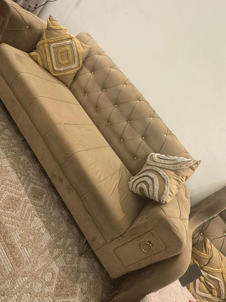 تخم 10 مقاعد نظيف سعر 350 مع مفارش وكوشات هدية 
***********
