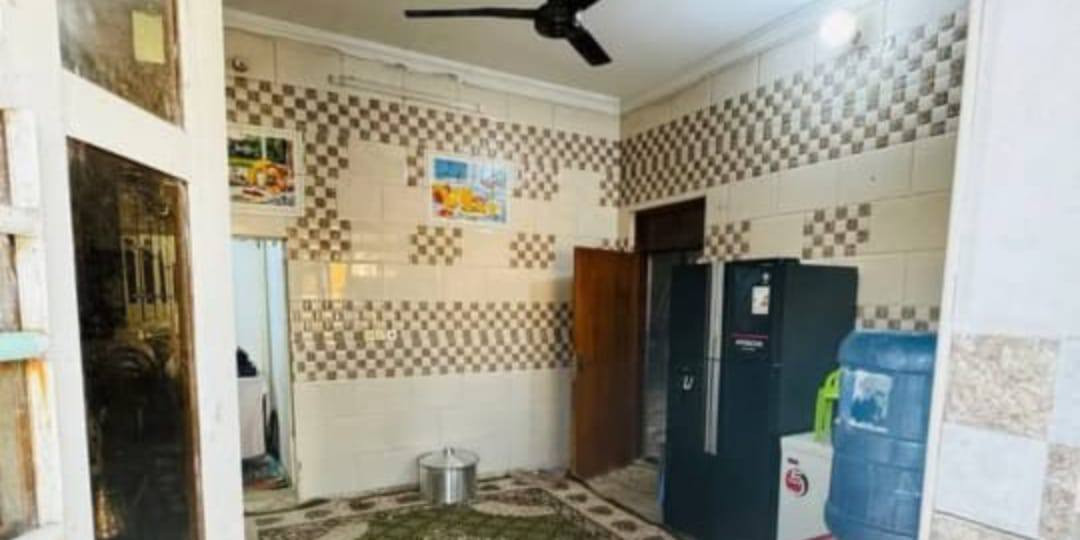 *********** دار البيع فلوجة قرب جسر الثالث يبعد عن شارع ستين الخدمي دقيقتين المساحه 400 سند زراعي 25 مفوض بطابو دفعت رسومات معامله كامله بس استلم سند طابو صرف شارع 12 متر سعر 120
