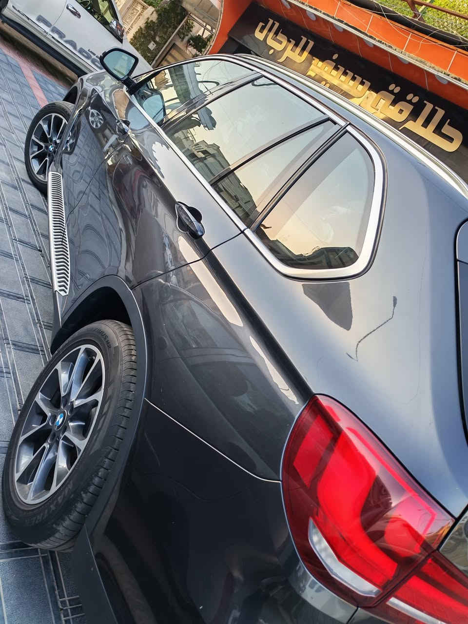 BMW x5 2017 S-Drive  M-Package 
محرك ٦ سلندر توين توربو
‎وارد امريكي
عداد 79000 كيلو متر 
‎5مقاعد 
‎كشنات جلد كهربائية و تسخين و ٢ خزن 
‎شاشة كبيرة تاتش
‎٤ وضعيات للقيادة ( ايكو - مريح - سبورت - سبورت بلص)
‎اوتو هولد
‎مرايا كهربائية
‎بردات خلفية بلادي
اضوية زينون مع كشافات ضباب
سقف بانوراما 
كاميرا خلفية 
حساسات امامية خلفية
شنطة شفط
قاصة بلادي

‎السيارة جديدة عل فحص وما تحتاج دينار مصرف..
‎سنوية لحد ٢٠٢٩ وهزة تحتاج تجديد و زيت شركة جديد من ال Bmw 

ضرر السيارة فقط 
اربع اصابع بل بنيد فقط قطعة صبغ 

‏‎السيارة ١٠٠٪؜ فحص بشرط سيستم و كير ومحرك و هيكل وكومبيوتر

‎السيارة باسمي و تحويل مباشر
المكان بغداد الكاظمية

للتواصل : ***********
