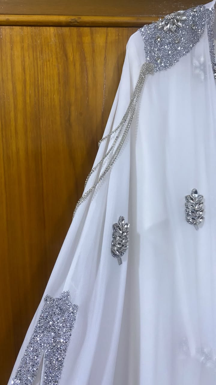 السلام عليكم بنات حبيباتي هذا قفطان للبيع والله اشتريته ب ١١٠ وحبيعه بسعر٩٠ وما ملبوس نهائيا بس طلع صغير واشترينا بعد كلش حلو وهذا شكله وتفاصيله كبالكم والشال ب٣٠ الف الي يحب يشتري يتواصل وياي ♥️.


**إذا كنت صاحب هذا الإعلان وتريد حذفه لأي سبب، رجاءا أرسل رسالة إلى الدعم الفني**