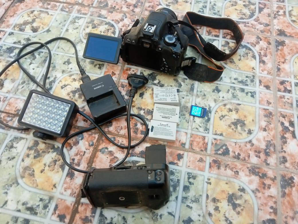 كاميرا كانون 650
ملحاتها
1_ثلاث بطاريات
2_شاحنه
3_بيبتي لايت
4_جنطه
5_ حافظه بطاريات عدد اثنين 
6_ رام 32
7_گرب
السعر 500 ألف


**إذا كنت صاحب هذا الإعلان وتريد حذفه لأي سبب، رجاءا أرسل رسالة إلى الدعم الفني**