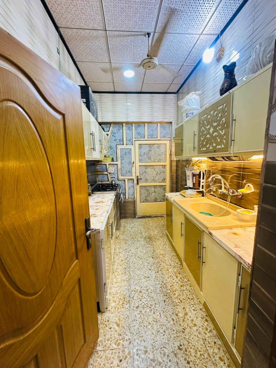 دار طابو زراعي للبيع المساحة 100 متر طابقين
 يحتوى الطابق الاول على غرفة وصالة واستقبال ومطبخ وصحيات داخلية خارجية 💯
الطابق الثاني يحتوي على غرفتين وصالة ومخزن 💯
البيت بناء جديد ونظيف جدٱ البناء طابوق الطابق الاول صب كونكريت والطابق الثاني عكادة طابوزراعي سند 25 قرارمحكمه
 الموقع كوفة 💯سهلة💯 شارع معمل الدبس 💯ثاني بيت عن الشارع الرئيسي منطقة تجارية وسكنية السعر💯💯( 77 )مليون💯💯 للأستفسار واتساب ***********
