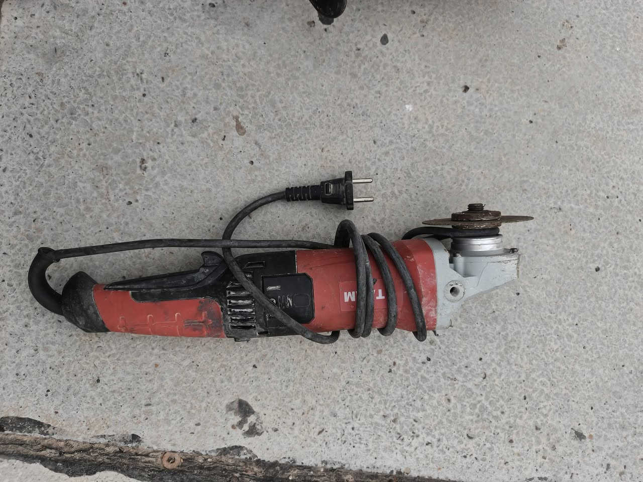 السلام عليكم عده للبيع 
دريل تكشير ٧٥
دريل فر همر ٥٠
كوسره ٤٥ 
استفسار ***********واتساب موجود عنوان بغداد
