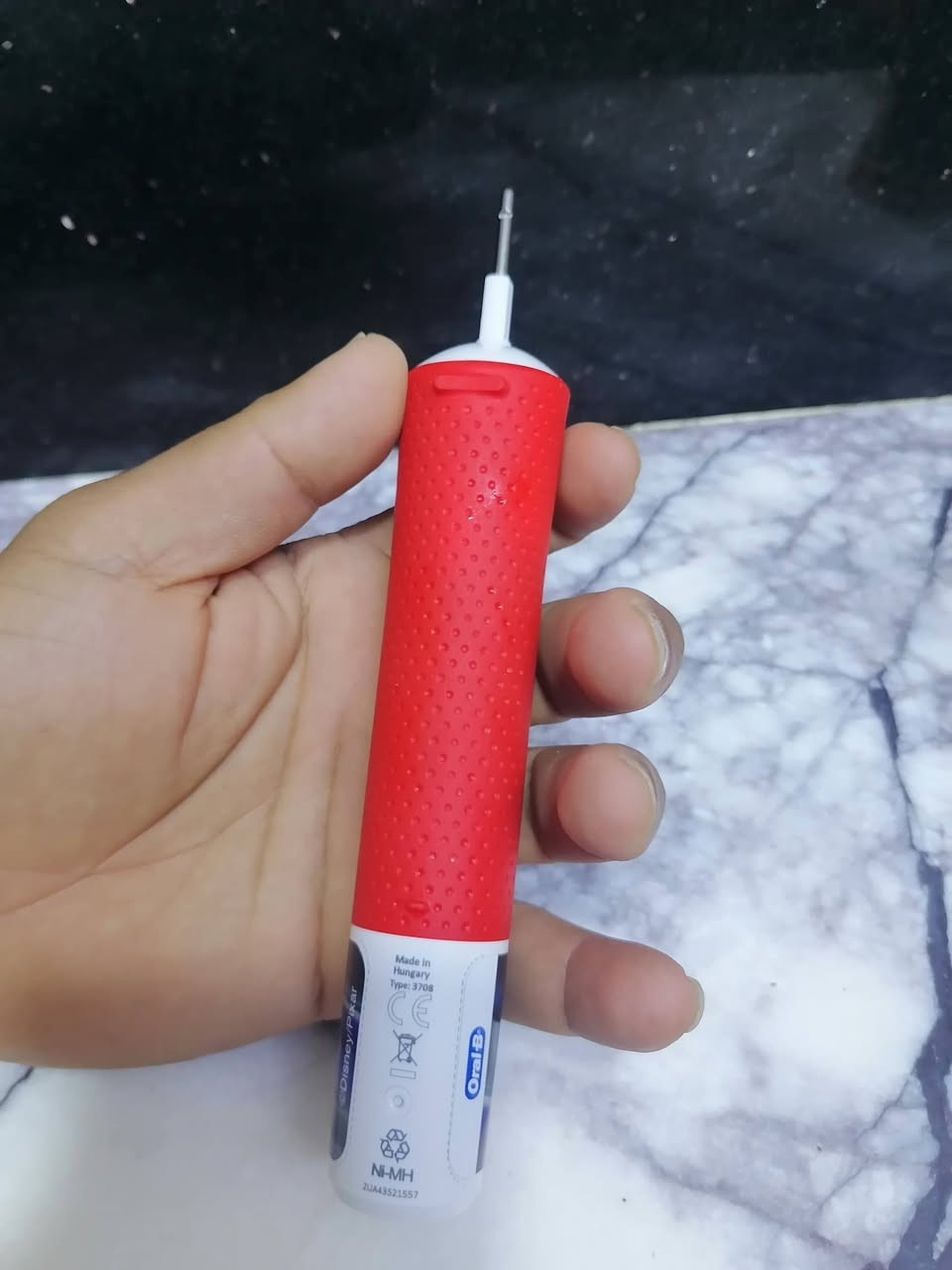 هذه فرشاة أسنان كهربائية من ماركة اورال بي (Oral-B) مصممة خصيصًا لتنضيف العميق الاحترافي  

Amazon.ae
 +1
مميزات خاصة: تحتوي على وضعين للتنظيف، بما في ذلك وضع "الحساسية بلس" (Sensitive Plus) لتنظيف لطيف وآمن على لثة  الحساسة.
التصميم: تأتي بتصميم مستوحى من فيلم ديزني "سيارات" (Cars) لجعل تنظيف الأسنان أكثر متعة.
الوظائف: تتوافق مع تطبيق Disney Magic Timer من Oral-B لمساعدة على تنظيف أسنانهم لمدة دقيقتين كما يوصي أطباء الأسنان.
المكونات: تتضمن الفرشاة رأسًا صغيرًا يناسب فم الطفل،ومؤقتًا مدمجًا، وبطارية قابلة لإعادة الشحن @إشارة


**إذا كنت صاحب هذا الإعلان وتريد حذفه لأي سبب، رجاءا أرسل رسالة إلى الدعم الفني**