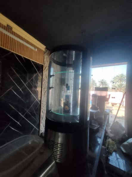 السلام عليكم ورحمة الله وبركاته 
عندي عارضة معجنات وعصائر من شركة الميلاد سعة 100لتر وباقي تفاصيلها مذكورة بالصورة الخامسة الي بيها مواصفات العارضة عارضة إيطالية وكلش مضبوطة من ناحية التبريد وحفظ الطعام وشكلها جميل مابيها اي عيب كاملة من كلشي سعرها 800 ألف 
للتواصل على هذا الرقم: ***********
