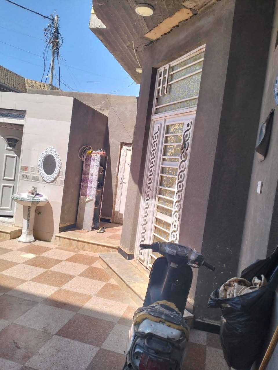 بيت بناء حديث للبيع مساحه 200 م يحتوي على غرفتين وصاله وستقبال مطبخ حمام داخلي وخارجي وكراج العنوان حي الفداء مقاطعه 24 كافه الخمات متوفره السعر 190 مطلوب اسكان 65 يوكعن من السعر مع المجال لتواصل ***********
