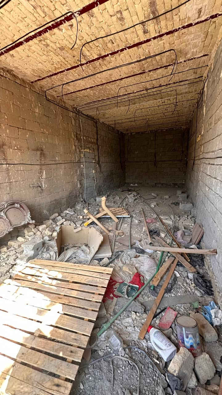 بيت مساحه 300 متر
بناء غرفتين وصاله ومطبخ وحمام داخلي 
حمامات خارجيه براني 12 متر عوزهه دواخل فقط
نزله ال بيده ابو صريفه حديقه بي 
اتصال ***********
