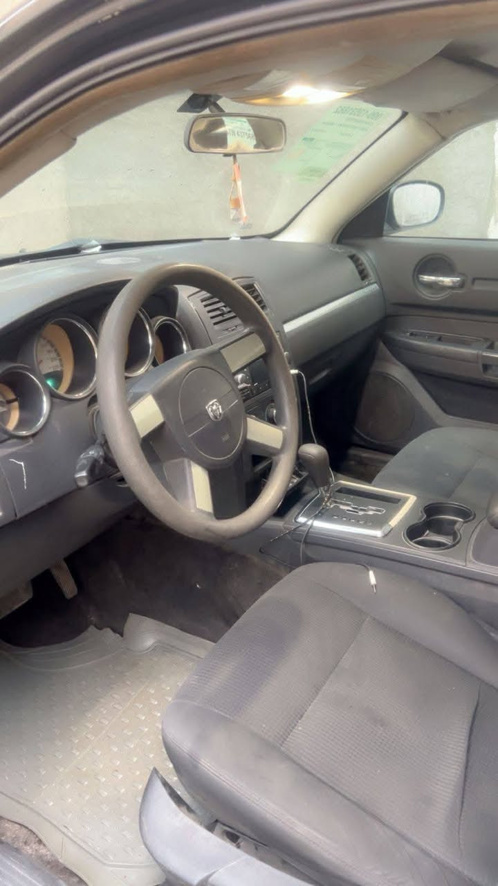 سلام عليكم ورحمة الله وبركاته جارجر 2010 أدوات متوم رقم أربيل كصه قمارة سياره حداديه نضيفه تبريد شغال سياره ممتعوبه السعر 38 وبيه مجال المكان بغداد ممتواجد على الفيس  رقم الهاتف ***********
