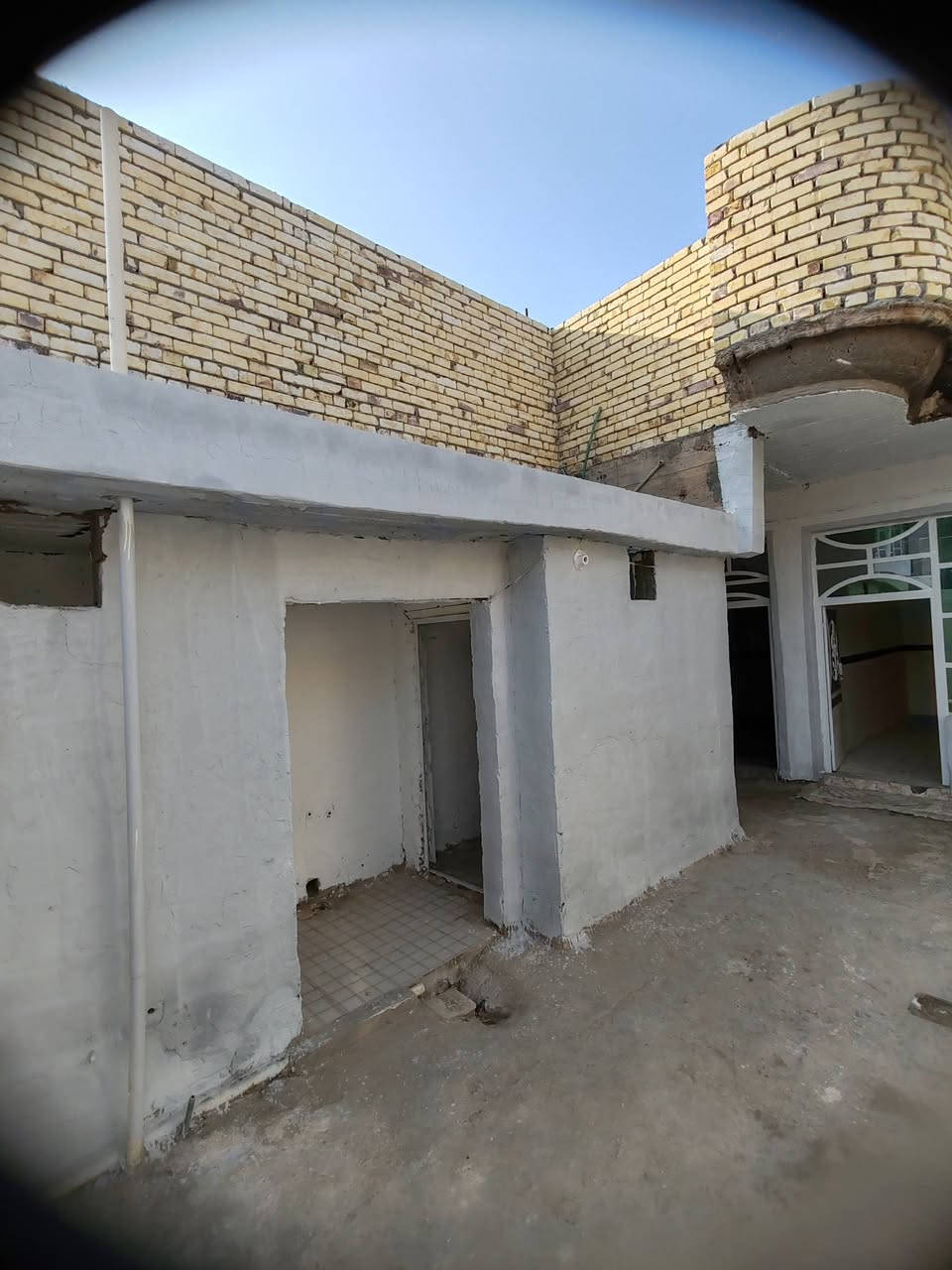 🏡 دارين للبيع – الحي العسكري قرب مرقد سيد أحمد المبرقع
📍 ملاحظة / الدار خالية حاليا 
╚═══════════════════
📐 المساحة: 300 متر مربع
🛣 الشارع: تبليط
📍 الموقع: ثالث شارع من المرقد
━━━━━━━━━━━━━━━━━━
🏠 يتكون العقار من دارين:
🔹 الدار الأول:
• غرفتين نوم
• صالة
• مطبخ
• حمام
• استقبال
━━━━━━━━━━━━━━━━━━
🌿 الدار الثاني:
• حديقة
• طارمة
• درج خارجي
• غرفتين نوم
• صالة
• استقبال
• صب بناء نظيف
━━━━━━━━━━━━━━━━━━
📞 للاستفسار: ***********
💰 السعر: مراسلة خاص أو ماسنجر فقط (واتساب)
