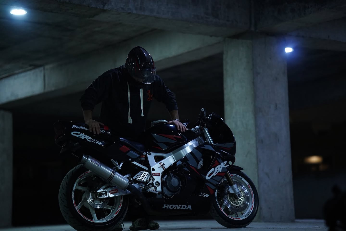 سلام عليكم cbr 900 
جديده بمعنه الكلمه كفاله عامه عامه 
دراجه مال جناي جاهزا من كلشي 
دينار متصرف عليها تايرات مشلن جدد 
دراجه مزوده بلادي ستيرن ودركه رياضي من يابان وبراد  وكير رياضي شفتر دهن يعني تنسا حماوه متصل ربع بعز الصيف 
سعر ٢٠ وبيها مجال متوازي على فلوس وعرضتها 
تواصل على رقم 
***********
***********
