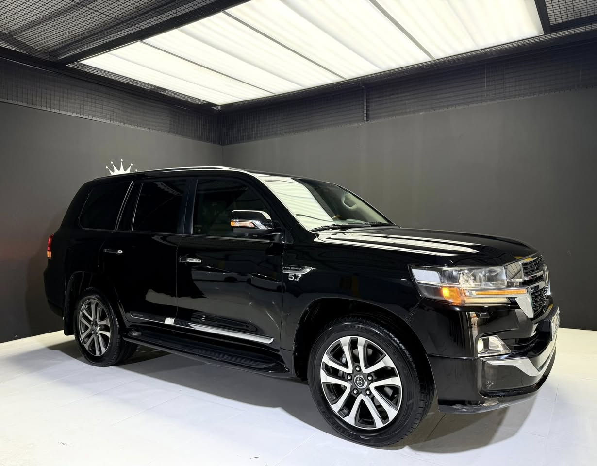 بسم الله
⚔️ Land Cruiser - VXR - Black Edition  ⚔️

السيارة خليجية وكالة ساز مكفولة من الصبغ والتبديل والبارد والفتح حتى الدعاميات ومغلفة PPF ظمان 10 سنوات بالعافية الي تصير من نصيبه 

📦 كير ومحرك كفالة من الفتح والصوت وكلشي 🪬

السعر :- 53,500$ يعني 535 ورقة وبيه مجال قليل

مكان السيارة :- سليمانية 
الموديل :- 2018
اللون :- اسود 
المحرك :- V8 5.7 محرك لكزس
العداد :- 82 الف كيلومتر حقيقي بشرط الفحص 

المواصفات فول باب اول SAS 🦅🔥

:- بصمة - سلايد - تشغيل عن بعد - كاميرا 360 درجة - ثلاجة  - 8 ارباك - مرايات شفط - حساسات  - كشنات جلد - كشنات كهرباء- تبريد مركزي - انارة داخلية LED- فور ويل 4✖️4 ( دبل اكسل ) - لايتات زينون - 3 شاشات - كيجات لكزس - وبعد المواصفات المعروفة 

السيارة جاهزة وبشرط الكير والمحرك والحدادية والكهربائيات 

رقم اربيل تحويل او وكالة حاظر 
  

للاستفسار اتصل :-   ***********
