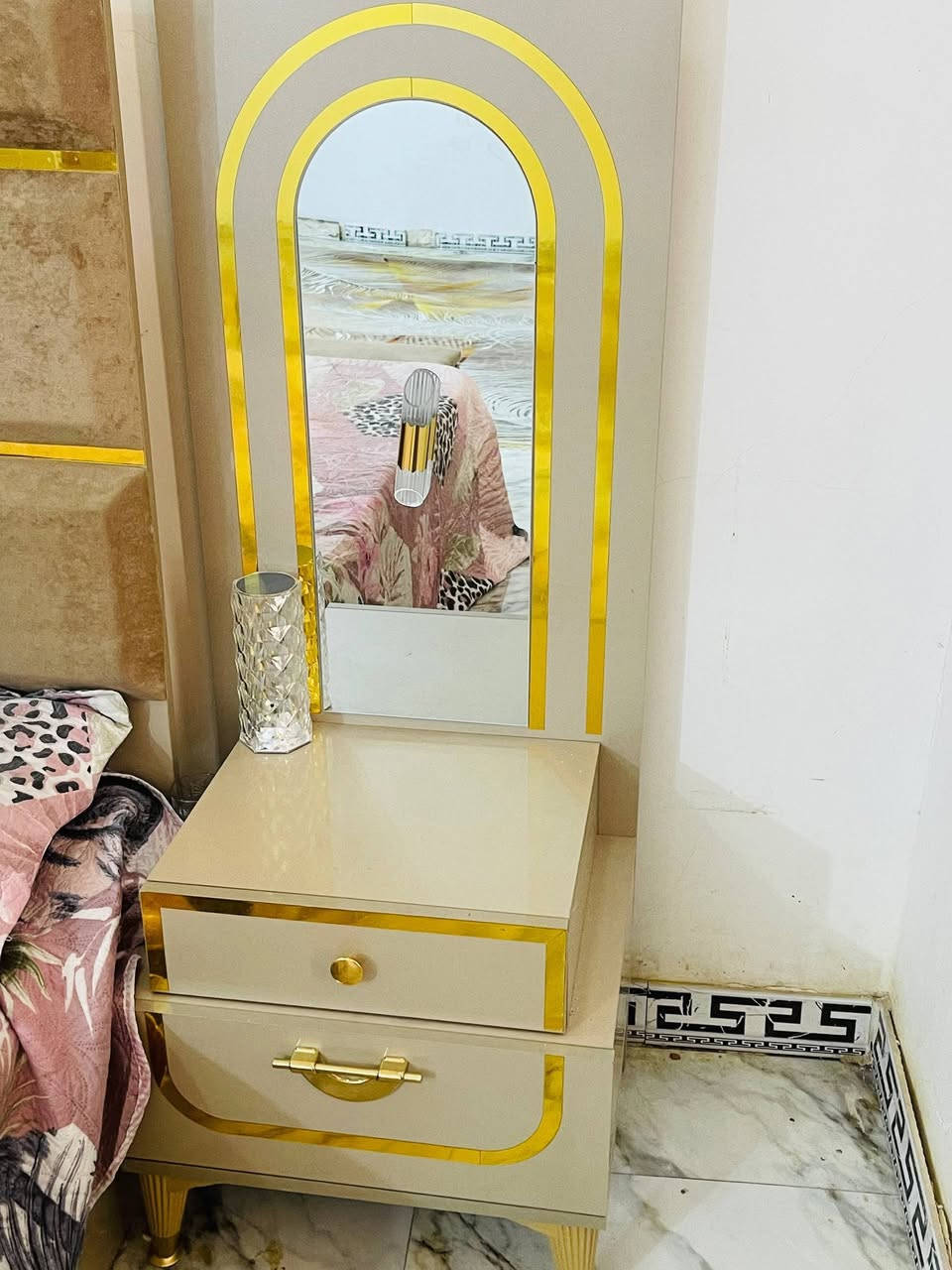 غرفه نوم تركيه اخت الجديد ما مستخدمه هواي السعر مليون و150 وبيها مجال قليل الي يحب يتصل على الرقم *********** او يراسل ماسنجر موجود واتساب ابو رمانه
