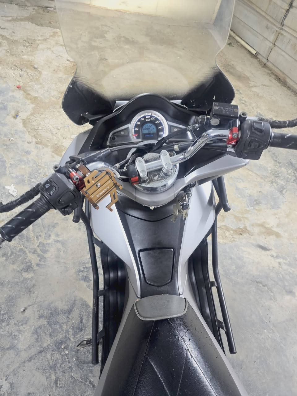 السلام عليكم pcx جيل ثاني وارد ياباني مرقمه بغداد ماشيه 23الف ***********
