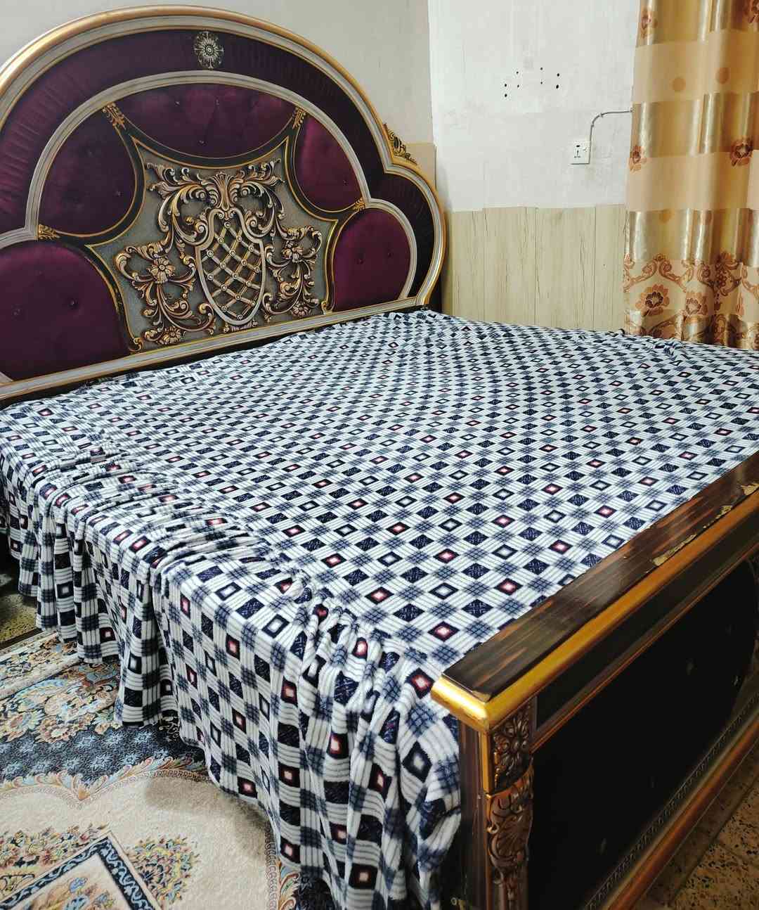 السلام عليكم ورحمة الله وبركاته
سرير حجم كبير مستخدم للبيع وية الدوشگ (المرتبة) مالته.. 
لتفاصيل أكثر الإتصال على هذا الرقم
***********
