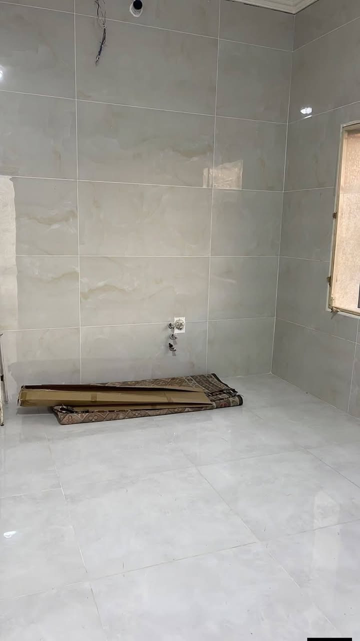 🏢 للإيجار – شقة طابق أول
✨ شقة جديدة وجبيرة ومرتبة جدًا، جاهزة للسكن مباشرة

تفاصيل الشقة:

استقبال 🛋️

غرفتين نوم 🛏️

صالة عائلية

مطبخ 🍽️

صحيات 🚿

منور

🏡 الشقة نظيفة وحديثة ومناسبة للعوائل

💰 سعر الإيجار: 

📍 الموقع: المنطقة (ام الخيل سوق العصري )

📞 للاستفسار: ***********

