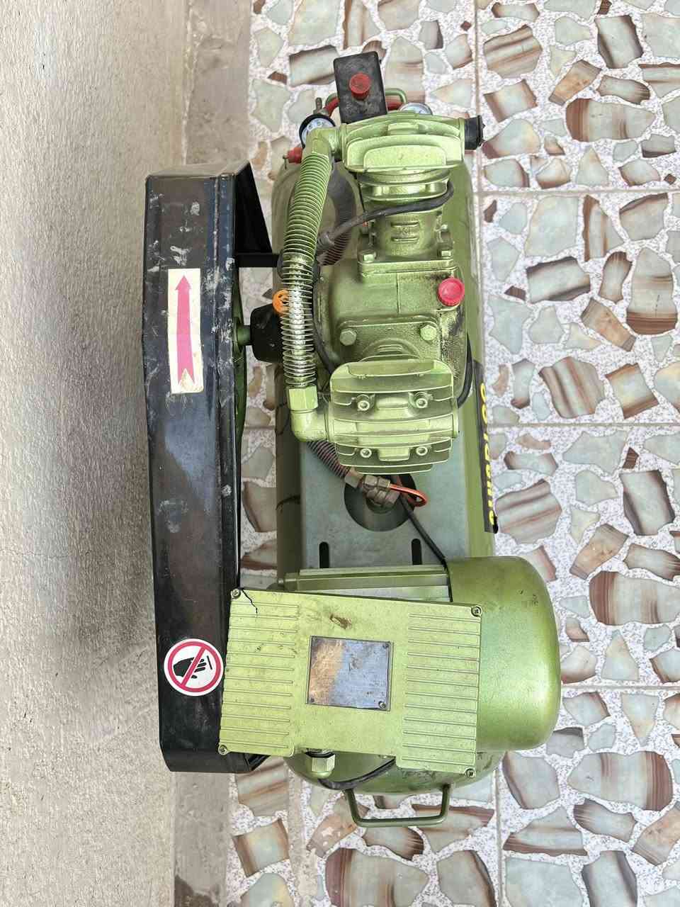 كمبريسر.  100 لتر. ايطالي
مستعمل سبوع واحد 

المكان:بصره زبير

رقم:*********** 
سعر:250
