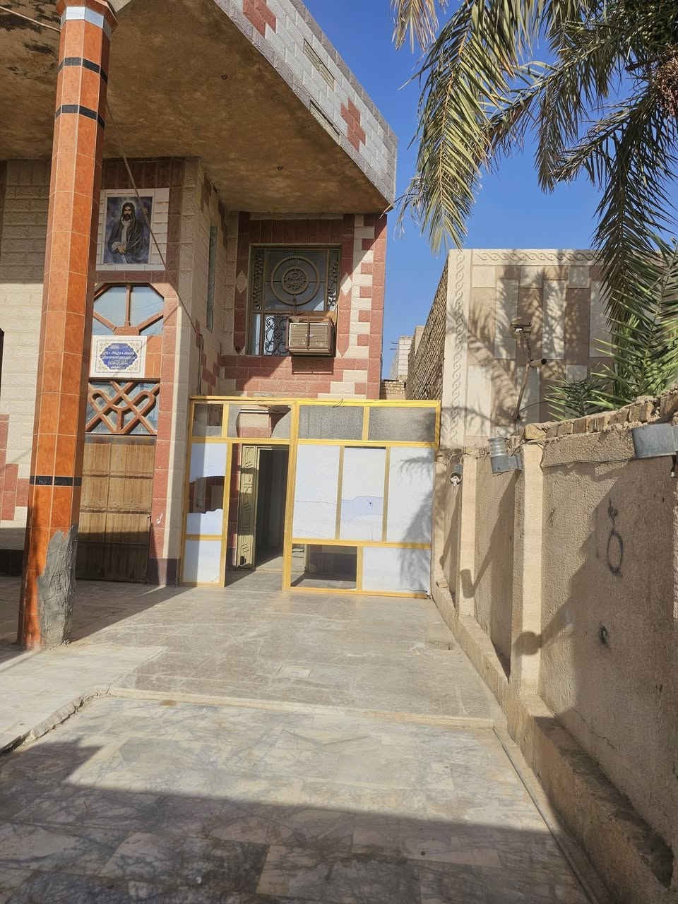 بيت للبيع بحي ١٤رمضان طابقين
  مساحته ٣٠٠متر ثلاث غرف وصالتين مطبخ وحمام وتواليت خارجي كراج سياره 
***********سعد
