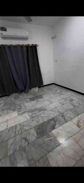 شقة للايجار طابق ارضي تحتوي ع استقبال وصالة ومطبخ وصحيات وغرفتين مساحة160م
***********سعر مليون250وبيها مجال 
عنوان الجزائر مقابل شنشل مول
