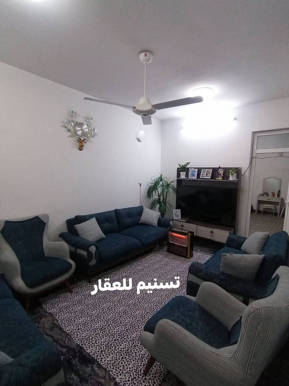 دار للبيع( سعر مناسب) 
الموقع : حي الصديق (قرب جامع الطيار)
المساحة : 110متر
الواجهة : 5 ونص متر
الاتجاه : قبلة
عرض الشارع :  10 متر
سنة البناء : 2010  (دار نظيف جدا) 
(سند حديث المكاتبة مع الشرعي)
ط1 كراج مطبخ استقبال هول وصحيات وغرفة نوم
ط2 غرفتين وهول وصحيات وبلكون وبيتونة
للاستفسار
***********
***********
نستقبل طلباتكم العقارية بيع شراء ايجار
