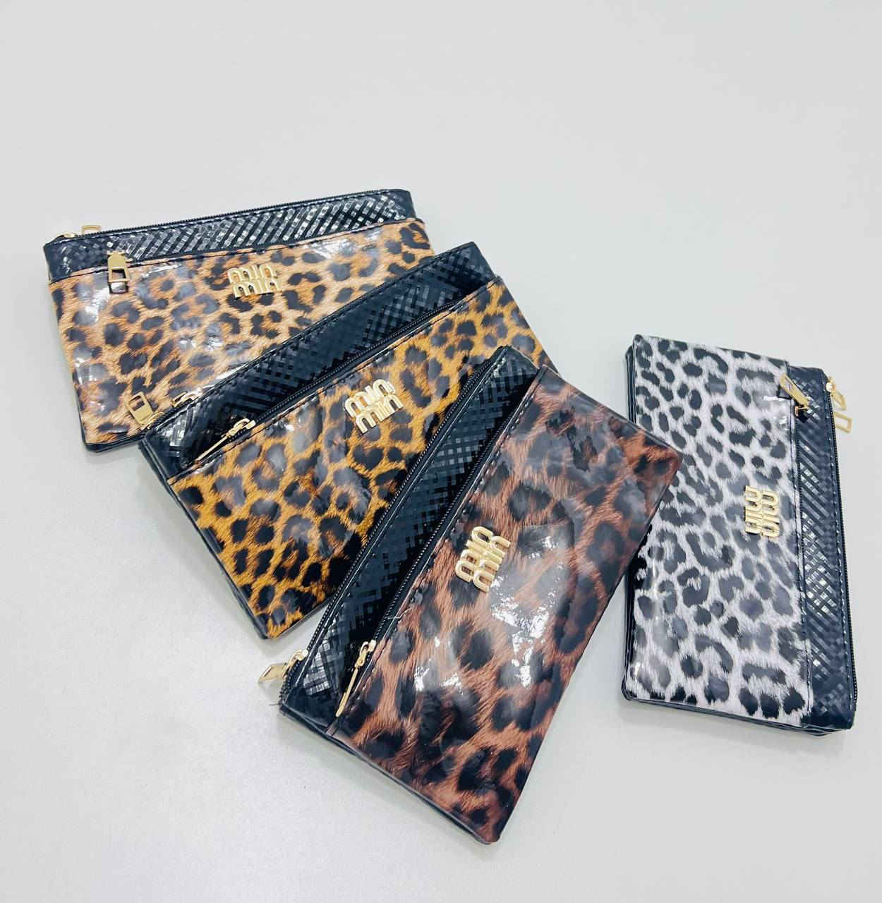 حقيبة كلاتش (Clutch) بنقشة جلد النمر. 
تتميز الحقيبة بالتالي:
التصميم: تأتي بنقشة جلد النمر (Leopard Print) باللونين الأبيض والأسود، مع جزء علوي أسود اللون.
الشعار: يتوسطها شعار ذهبي بارز.
الإغلاق: مزودة بسحاب علوي باللون الذهبي.
الاستخدام: تُستخدم عادةً كحقيبة يد صغيرة للمناسبات أو كحقيبة لتنظيم المكياج والمقتنيات الصغيرة داخل حقيبة أكبر.


**إذا كنت صاحب هذا الإعلان وتريد حذفه لأي سبب، رجاءا أرسل رسالة إلى الدعم الفني**