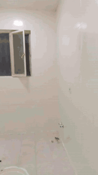 السلام عليكم يوجدكادرصباغ داخل وخارج كافه انواع ديكورات تحبون تتصلون الارقام التاليه ***********
