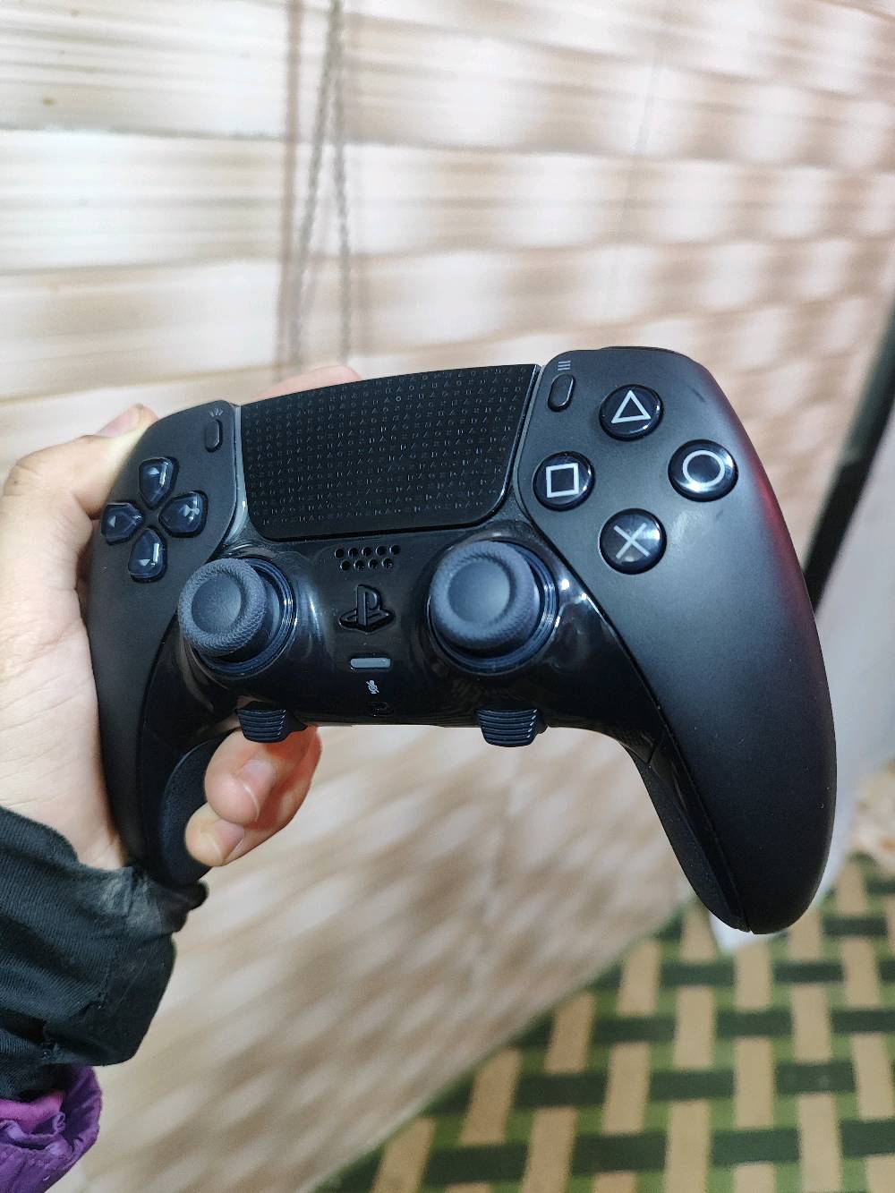 يد تحكم بلي 5 احترافية 
استعمال قليل ونضيفة كلش وحالة ممتازة بدون اي خلل 
الملحقات: 
الكارتونة 
كيبل شحن 
شفتات 
حافظة اليد

العنوان بغداد/البياع