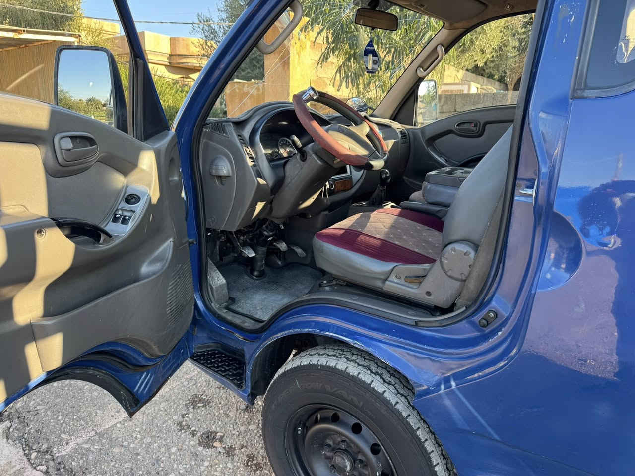 السلام عليكم 
للبيع بورتر موديل2005 رقم صلاح الدين انكليزي بأسمي 
محرك 300 ميكانيك 
كير محرك اكسل جيد 
صدر امامي خلفي جيد 
كهربائيات كله شغاله 
تدفئه تبريد شغال 
ترايك وين متريد السياره على ايدي اي نقص ماكو 
السعر 70وبيه مجال 
للاستفسار الاتصال ***********
