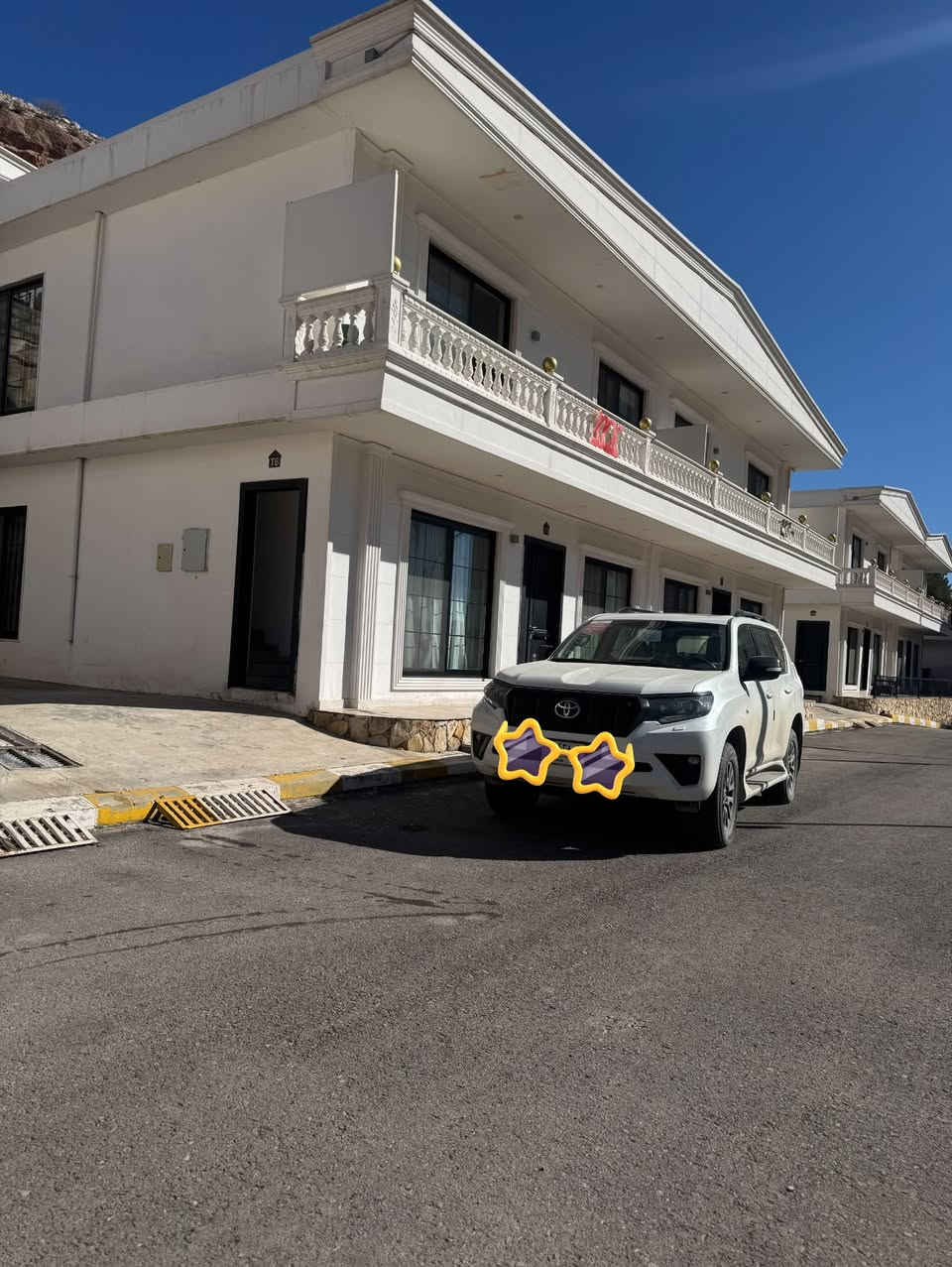 السلام عليكم تويوتا برادو2023 sas  Txs v6ماشية44000 لون ابيضّ داخل بيجي تشغيل عن بعد جامات شفط مرقم بغداد  خليجي العنوان ديالئ للتواصل عبر ***********السعر راسلني عالخاص

