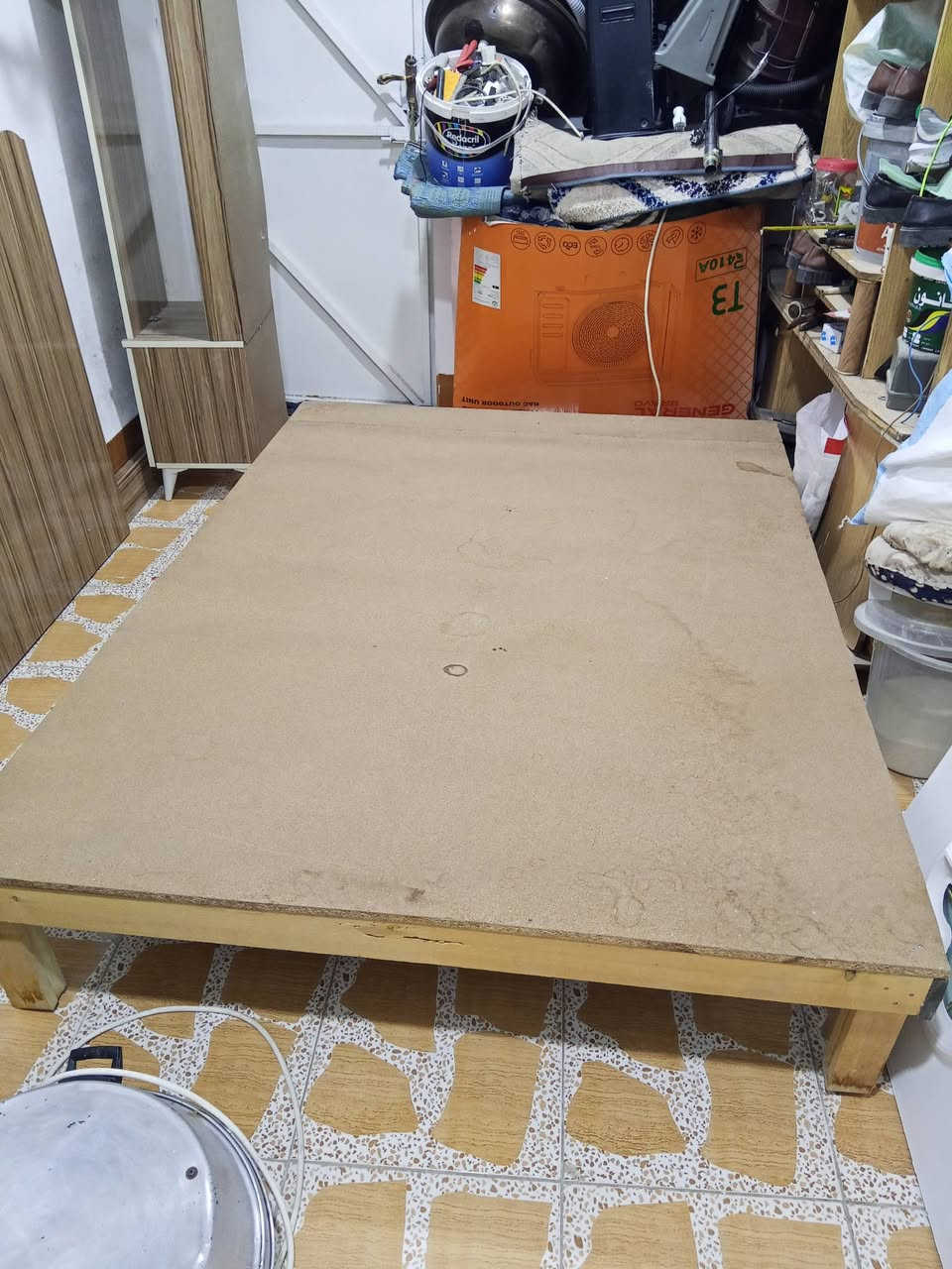 غرفه نوم تتكون  من سيسم +كومنديات الي ينحطن طارف السيسم أو +زاويه  سعرهن 160 رقم الهاتف ***********
