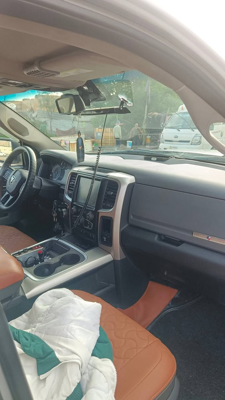 السلام عليكم شباب دوج رام بك هورن كلاسك مديل 16 رقم اربيل سنويه صاقطه حلوه وجاهزه من طول أطول كير مكينه حداده ضربته بجم وبيها صبغ بصفحه اليسرا موضح بلسونار فول مواصفات عدا الفتحه مكينه 8سلندر 5700مال جناي ع ايدي السعر 160 وبيها مجال للشراء لموشراي لا يتعبني العنوان البصره ***********
