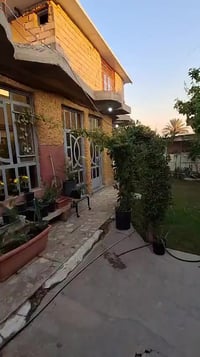 يوجد دار عدد ٢ مع حديقه وكراج مشترك مساحه واجهه المنزل لاول ١٥ المساحه...