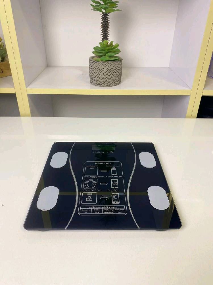 ميزان وزن ذكي إلكتروني مصمم ليوفر لك تجربة دقيقة وعملية في متابعة صحتك ولياقتك البدنية. يتميز بسطح زجاجي أنيق وعصري مصنوع من زجاج مقوّى عالي الجودة، مع شاشة رقمية واضحة وسهلة القراءة تعرض النتائج بدقة. يعتمد الميزان على حساسات قياس متطورة تُمكّنه من قياس وزن الجسم ونسبة الدهون ومؤشرات جسمية أخرى بدقة عالية، مما يساعدك على مراقبة تطور حالتك الصحية بشكل مستمر. يدعم الميزان الاتصال بجميع الأجهزة الذكية من خلال تقنية البلوتوث، حيث يمكن ربطه بسهولة بتطبيق مخصص يعرض البيانات ويخزنها ويحللها بطريقة منظمة وواضحة. يتحمل الميزان وزنًا يصل إلى 180 كغم، مما يجعله مناسبًا لمختلف المستخدمين. يتميز بسهولة الاستخدام، ودقة النتائج، وتصميمه العملي الذي يناسب الاستخدام المنزلي اليومي، ليكون خيارًا مثاليًا لكل من يهتم بصحته ويتابع وزنه ونمط حياته بشكل ذكي وحديث.
