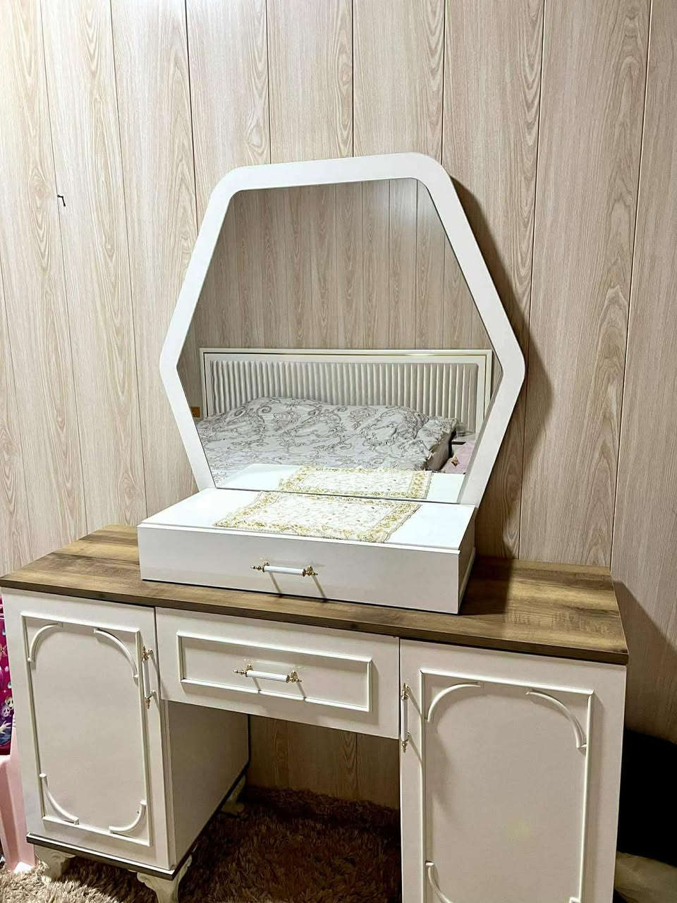 قەنەفەکان بە تەپڵەکەکنەوە 330 هەزار 15 نەفەریە فەڕشەکە 200 هەزار پەردەکە 70 هەزار 3 مەترە میز تەوەلیتەکە 140 هەزار تکایە ئەگەر موشتەری نیت سەرمان مەیشینە لەگەل ڕێزم ڕەقەم تەلەفون *********** شوین سلێمانی
