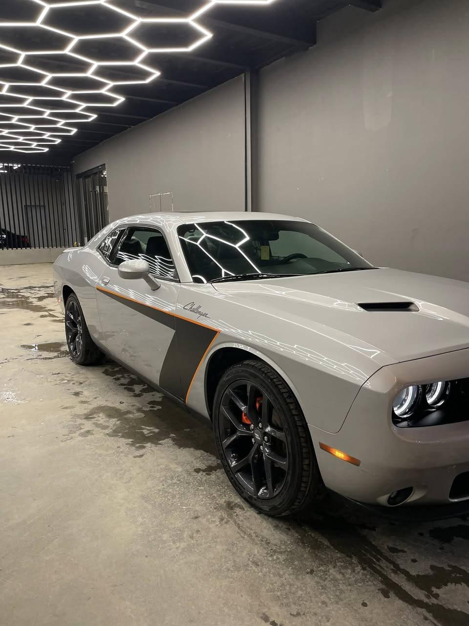 للبيع 🔶
جالنجر 2023 (last call) سلڤر🩶
سيارة ماشية 12,500  كيلو فقط
ممشى داخل العراق فقط 5,000 كيلو
مكينة 3600 
فتحة سقف 
سستم صوت Alpina 🔊 
داخل جلد كريمي مبدل امامي خلفي والبيبان بـ دبي مبدلة مو تغليف يعني
كشن كهرباء 
سيارة مغلفة ppf بالكامل ضمان
عليها بوابات كزوز صوت خفيف جداً الكتروني
ودباتها الاصلية موجودة هم 
السيارة حادثها دعامية خلفي فقط وواضحة بالصور ورصعات الجاملغ راجعة( pdr ) بدون قطرة صبغ او تكحيل 
وسونارها موجود هم 
السيارة اخت الزيرو ومن النوادر هيج حادث اخو الكلين السيارة جديدة بمعنى الكلمة 
السعر 260 وبيها مجال بسيط 
***********
