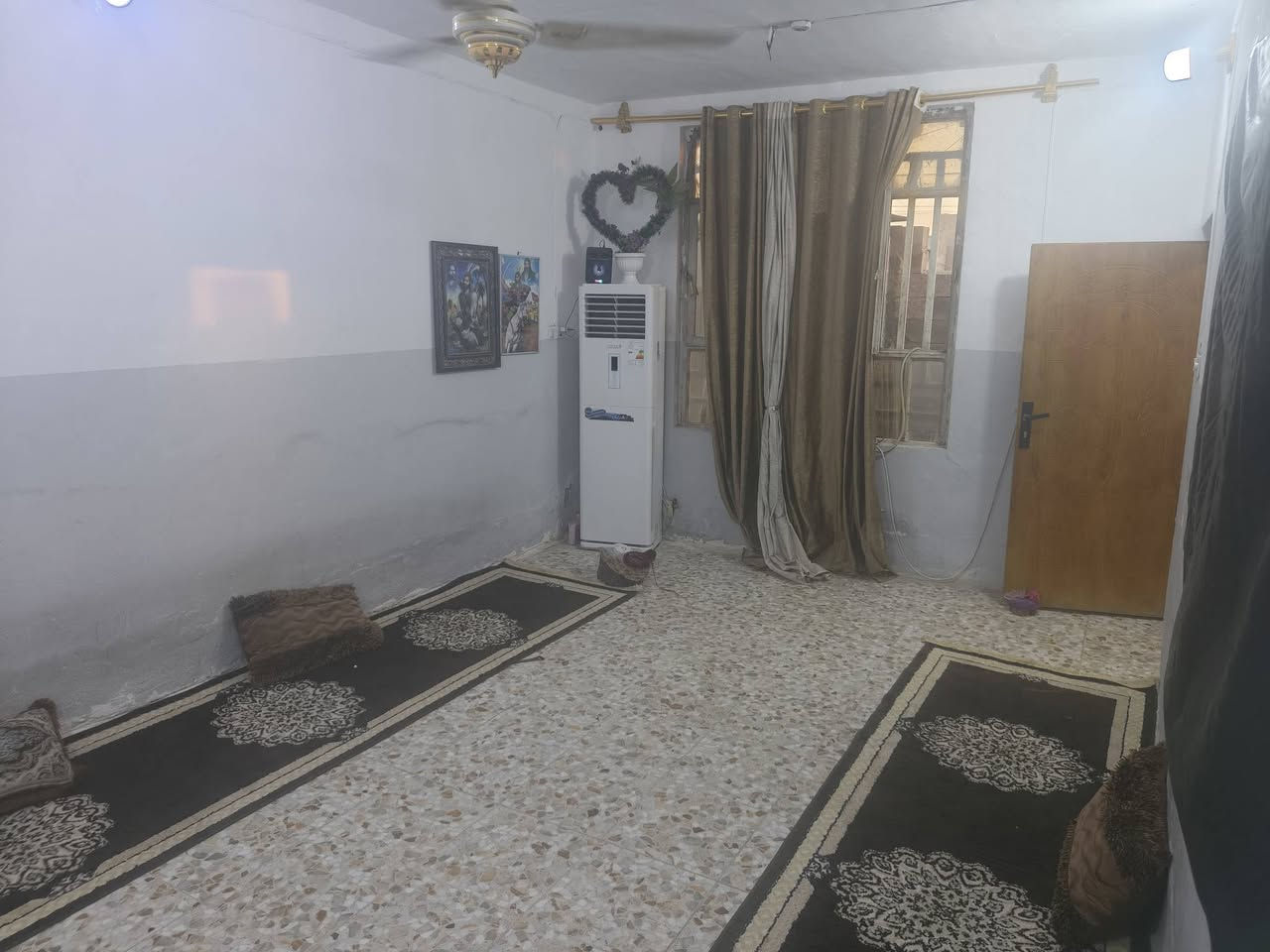 سلام عليكم بيت البيع مساحه ١٨٠+قطعه٧٢ زراعي كهرباء ومي واصل مقابيل ابو الشهيد ابو جكاره الله يرحمه من طلع من نهروان على يدك اليمن
                          ***********
