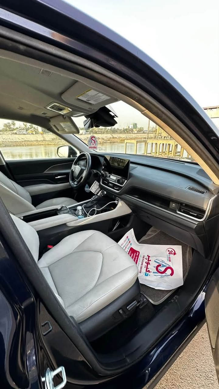 للبيع سيارة Toyota Grand Highlander موديل 2024 XLE.
السيارة بمواصفات راقية وحالة ممتازة، ماشية قليل جداً.
 المواصفات والداخلية:
العداد: 29,000 كم .
المقاعد: جلد أصلي، نظافة 100%.
شاشة كبيرة، رادارات (TSS 3.0)، تشغيل عن بعد، حساسات، وأنظمة القيادة الحديثة.
 حالة الحادث:
الضرر: حادث جانبي فقط (تم استبدال باب السائق + الباب الخلفي نفس اللون).
الايرباك: الايرباك الأمامي (الستيرن والدشبول) سليم وبلادي 100% .
الشاصي والمقدمة: سليمة ومكفولة، الضربة بعيدة عن المحرك والمقدمة.
التصليح درجة أولى والسيارة رجعت لحالة الوكالة.
 ملاحظات:
السيارة جاهزة من كل شيء (تبريد، ميكانيك، صدر) .
للاستفسار 
***********
