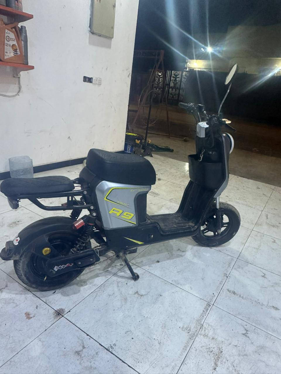 سلام عليكم درجة شحن ار تسعه البيع عنون ابي خصيب جيكور دراجه كلشي ما بيها بطاريات جديده وغرضها موجوده سعر مطلوب 450 وبيها مجال  الرقم الهاتف ***********
