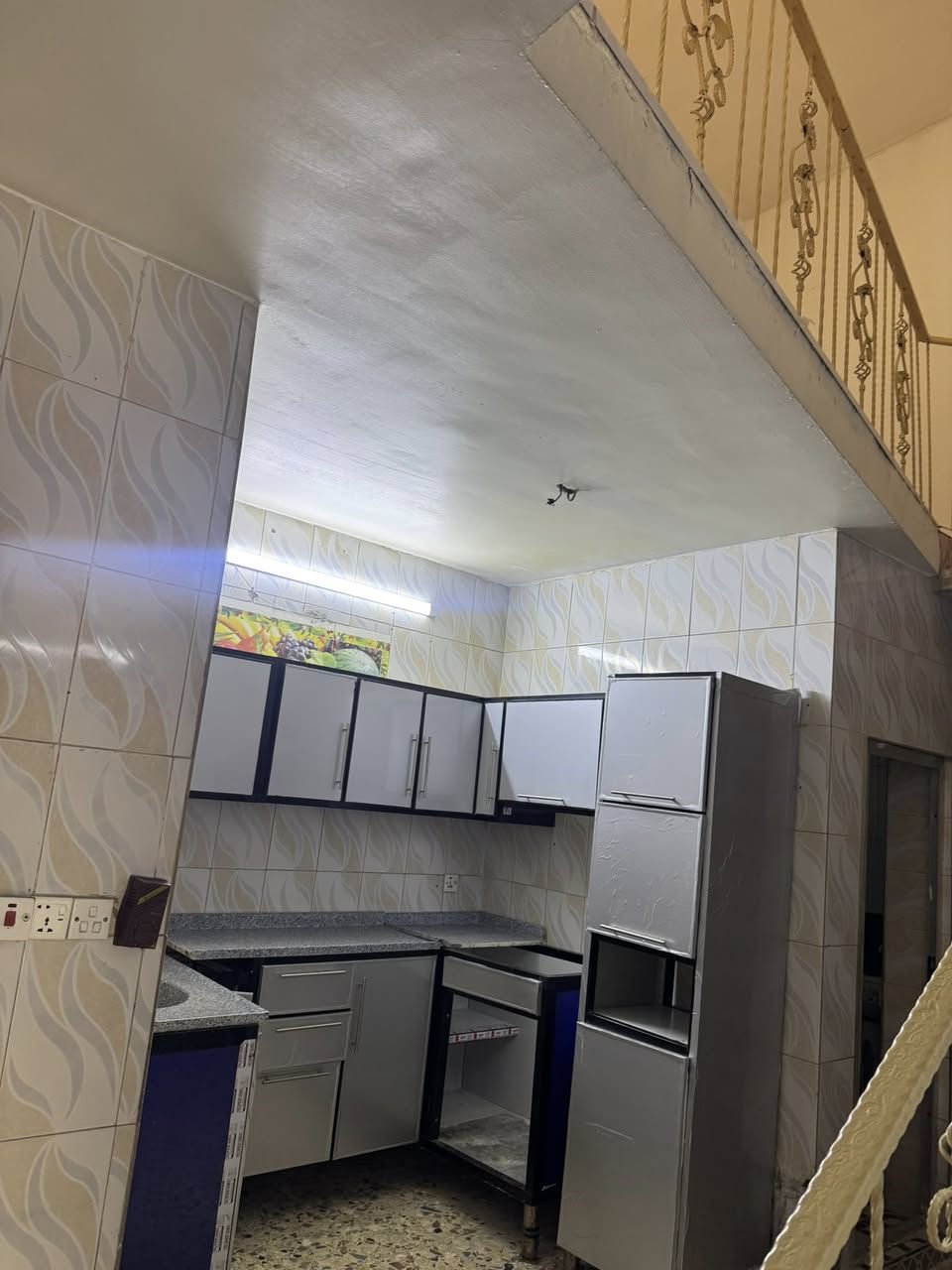 السلام عليكم بيت ركن للإيجار شارع المضخة شهداء البياع 
ركن مدرسة بشائر الخير مساحة ٥٤ متر  
الطابق الأرضي 
استقبال+ مطبخ + حمام 
الطابق الفوك 
منوار + غرفة نوم+ سطح
***********
