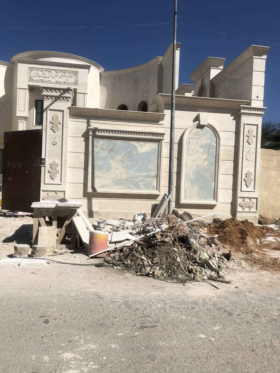 السلام عليكم عمل واجهات مرمر بأئدق التفاصيل والديكورات الكلااسك والمودرن والروماني وديكورات داخلي مادة العمل لحيم وسيم نحاس وخبط او ميكانيك استفسار ***********
