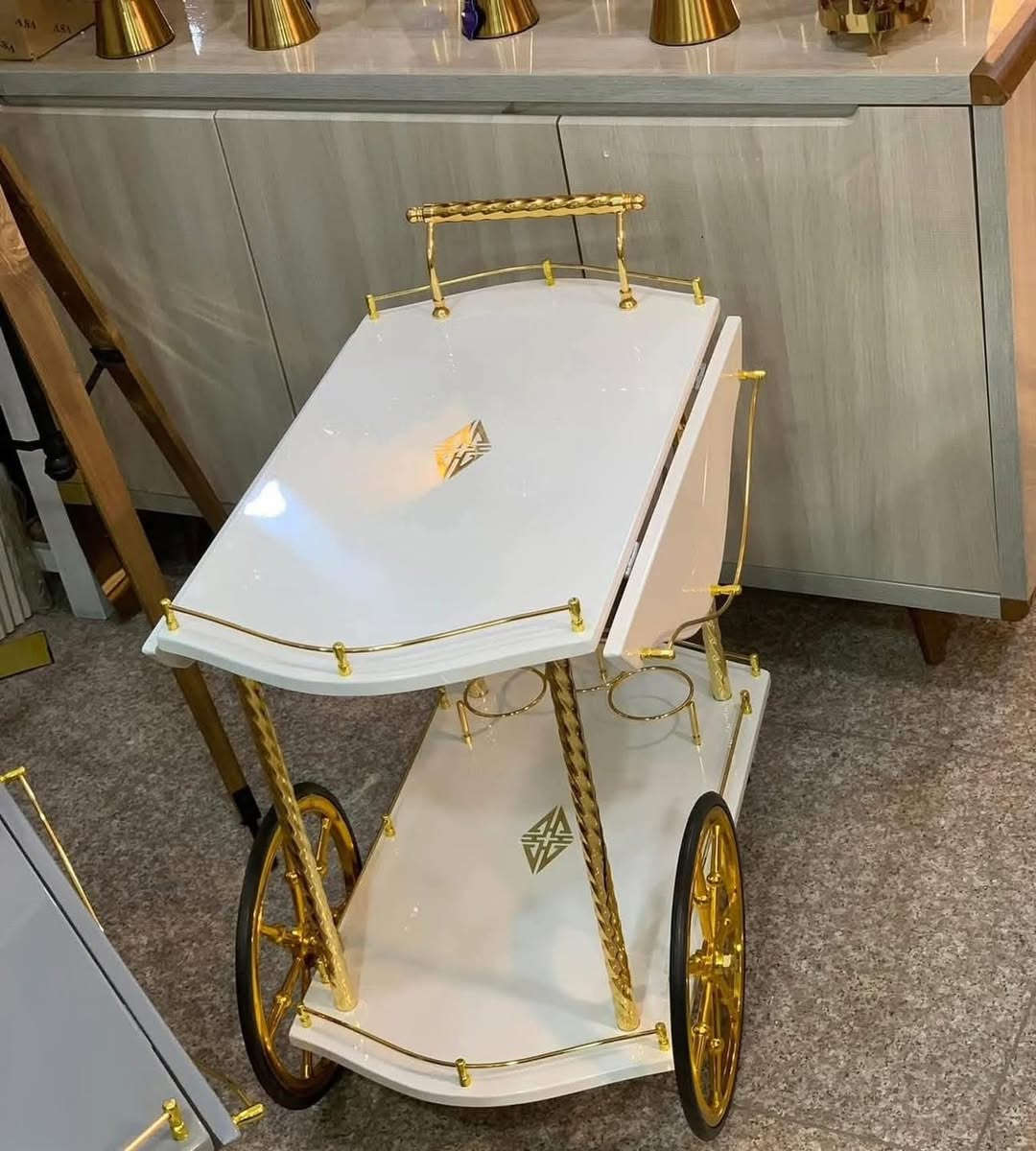 منزلك 🏦يستحق كل ما هو جميل، ونحن عنوان الجمال
85 الف عربة تقديم خشب اصباغ حراريه الهيكل معدن طلاء ثابت قياس 75*70 سم 
للحجز او الاستفسار مراسله الصفحه او الاتصال واتساب 
ارقام خدمة الزبائن*********** ☎️☎️#جمله_مفرد
توصيل بغداد 5 الاف
يتوفر ايضا خدمة توصيل للمحافظات 8 الالف
