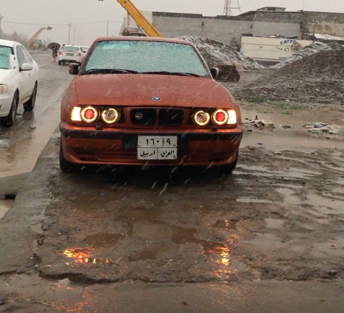 بی ام ١٩٩٥ فوول بەس گێڕ عادی 
٤ جام کارەبا 
ناو فۆڕمیکا 
دەبلی ئێڕباگ
تەبریت سارد و گەرم 
هەموو شتی نوێیە بەس ڕەقم باریک نیە
گێڕ و مەکینە بەشەرت 
لیدران بەس دواوی بە عەستەم لیدرانکی زۆر خەفیفی هەیە *********** أربيل, العراق
