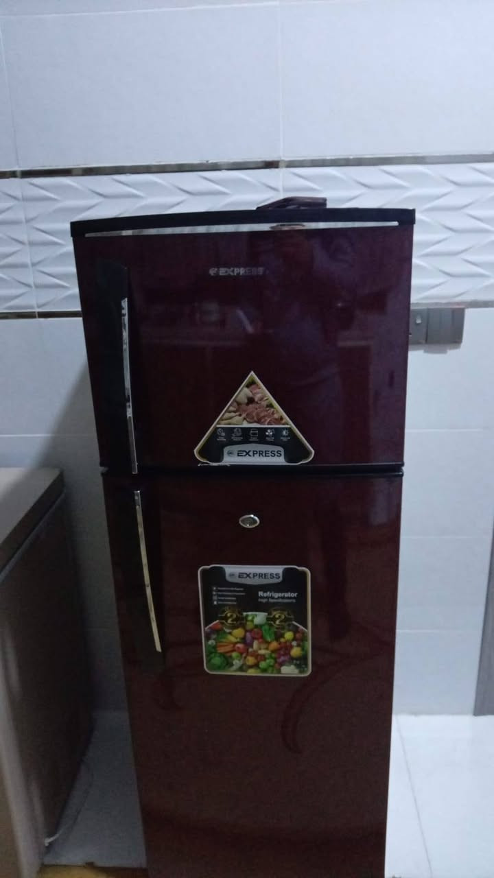 ثلاجة للبيع جديد اتصل علئ رقم ***********
