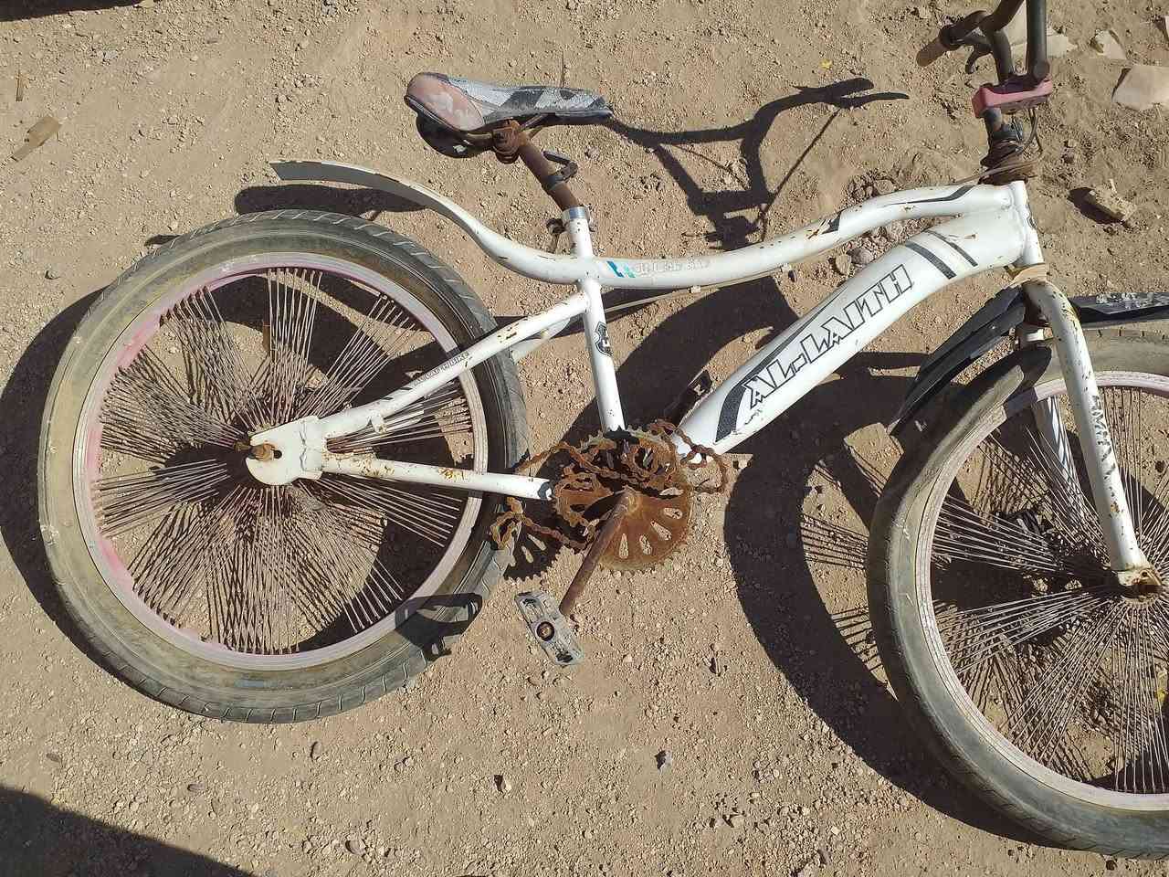 بايسكل قديم عندي وتاركه فوك سطح
مكاني ابو غرق 

***********
