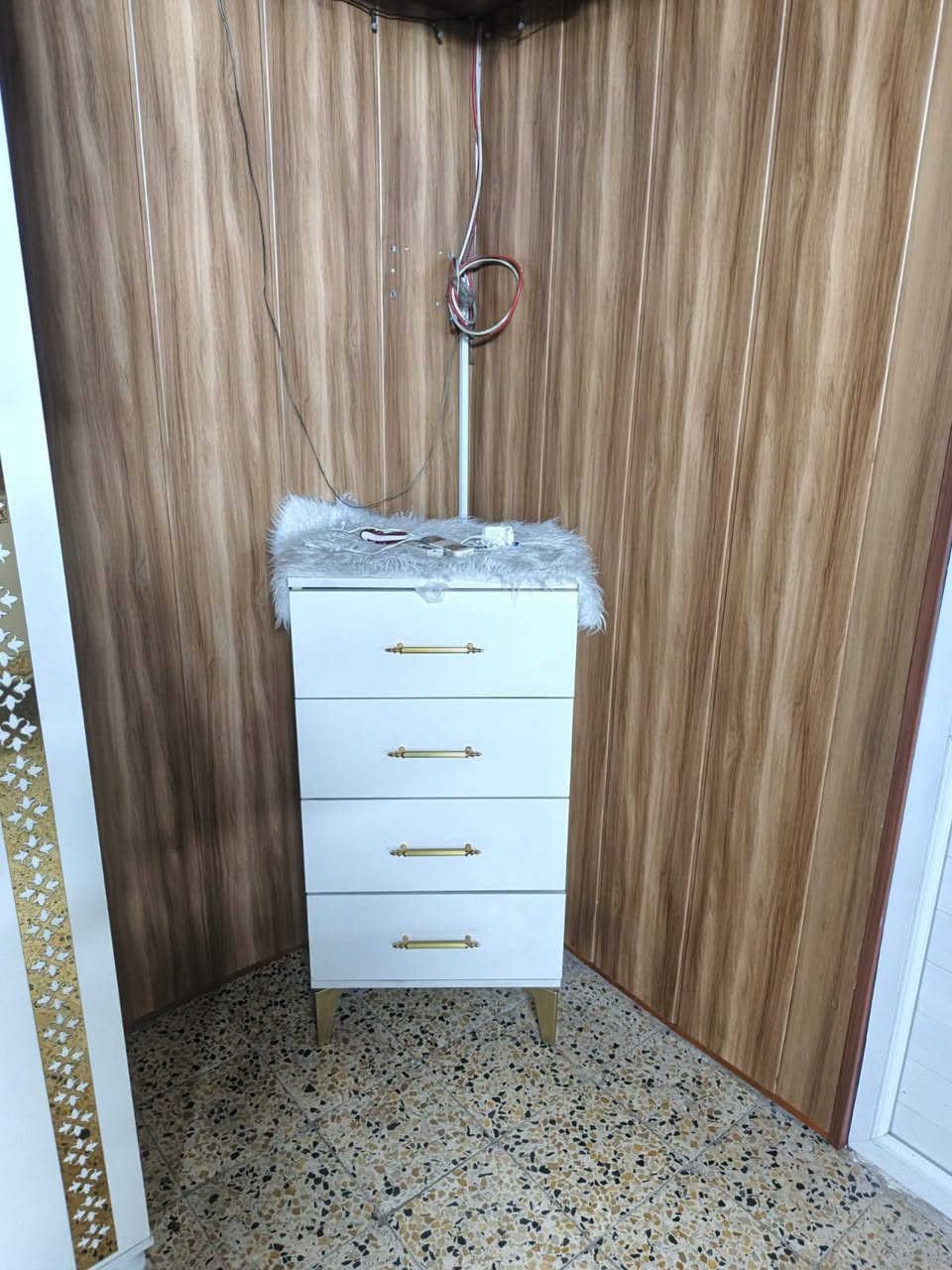 سلام عليكم عندي هذا طخم غرفة نوم ٨قطعه  للبيع اشتريته مليون ونص ابيعه ٧٠٠الف نظيف وسيسم سكه يصعد ويتخله جوه غراض  ***********
