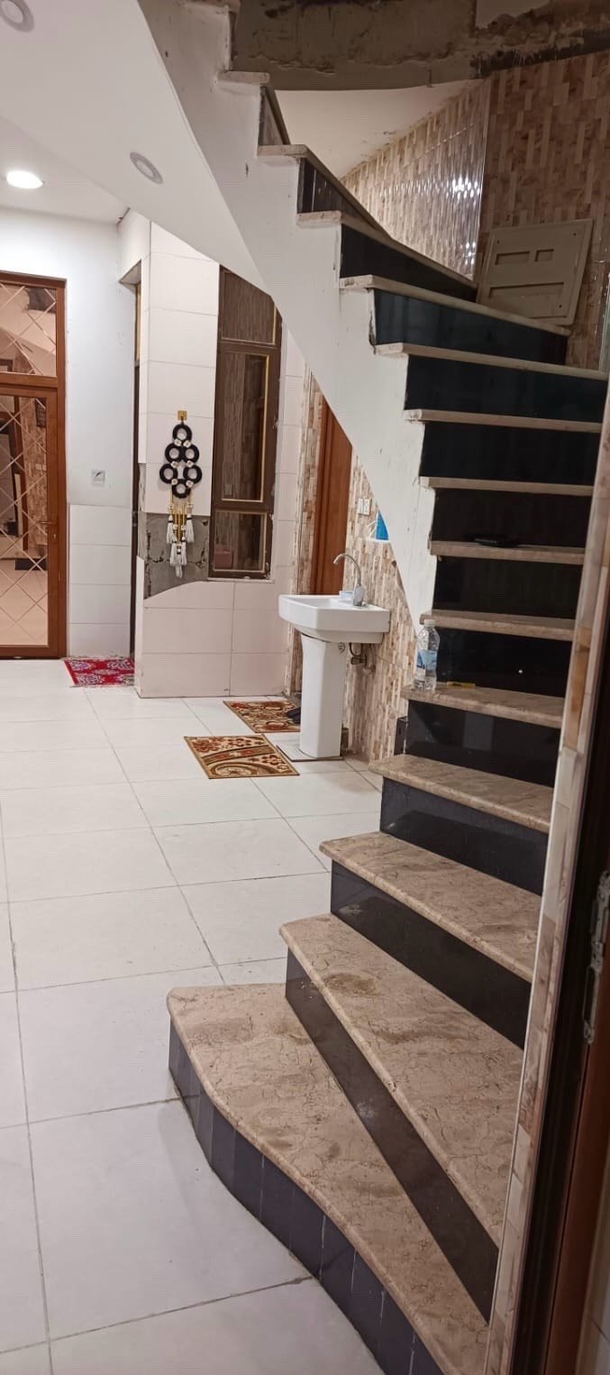 بيع سريع – لا تضيع الفرصة! 🔥

🏡 دار مميزة للبيع في حي الخليج – المربع الذهبي

إذا تدور على موقع راقي وسكن جاهز + استثمار مربح، هذا العرض إلك 👇

📍 الموقع: حي الخليج – خلف مجمع الزهور السكني
📄 الطابو: ملك صرف (أراضي مجلس النواب)
📐 المساحة: 10م واجهة × 20م نزال
🏗 سنة البناء: 2019

✨ تفاصيل الدار:

🏠 الطابق الأرضي:
	•	غرفتين نوم
	•	صالة مفتوحة على الاستقبال (13 متر)
	•	مطبخ حار + بارد
	•	مناور عدد 2
	•	صحيات داخلية وخارجية

🏠 الطابق الثاني:
	•	3 غرف نوم
	•	صالة
	•	مطبخ
	•	صحيات

🏠 الطابق الثالث:
	•	غرفتين نوم
	•	صالة
	•	مطبخ تركي مفتوح
	•	صحيات

✅ الطابق الأول والثاني جاهزين للسكن
✅ الطابق الثالث هيكل مسكف (تكدر تكمله حسب ذوقك)
✅ موقع جداً مميز وقريب على المدارس والخدمات

💰 مناسب للسكن العائلي أو استثمار (تقسيم/إيجار)

📞 للاستفسار والمعاينة:
***********
